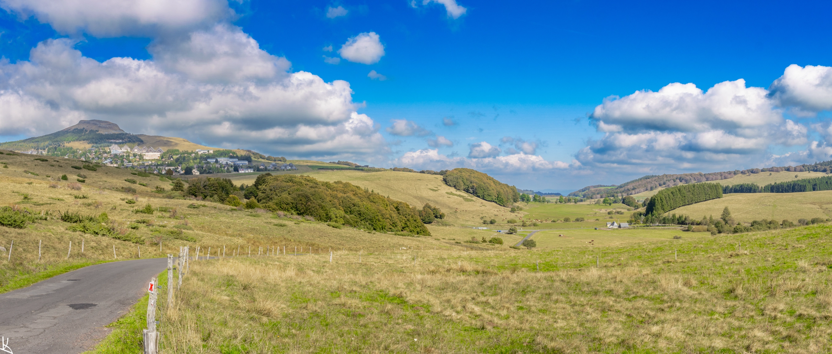 En route vers ND de Vassivière, vue vers la baraque de Vassivière et Super Besse